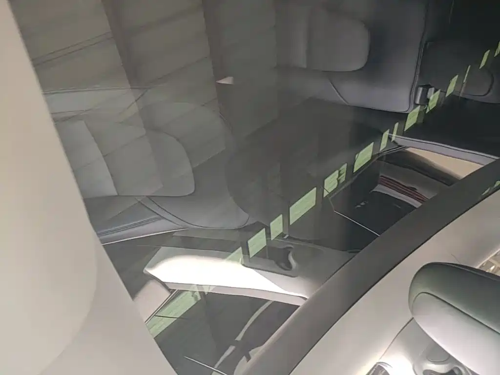 Tesla Model Y — миниатюра 18
