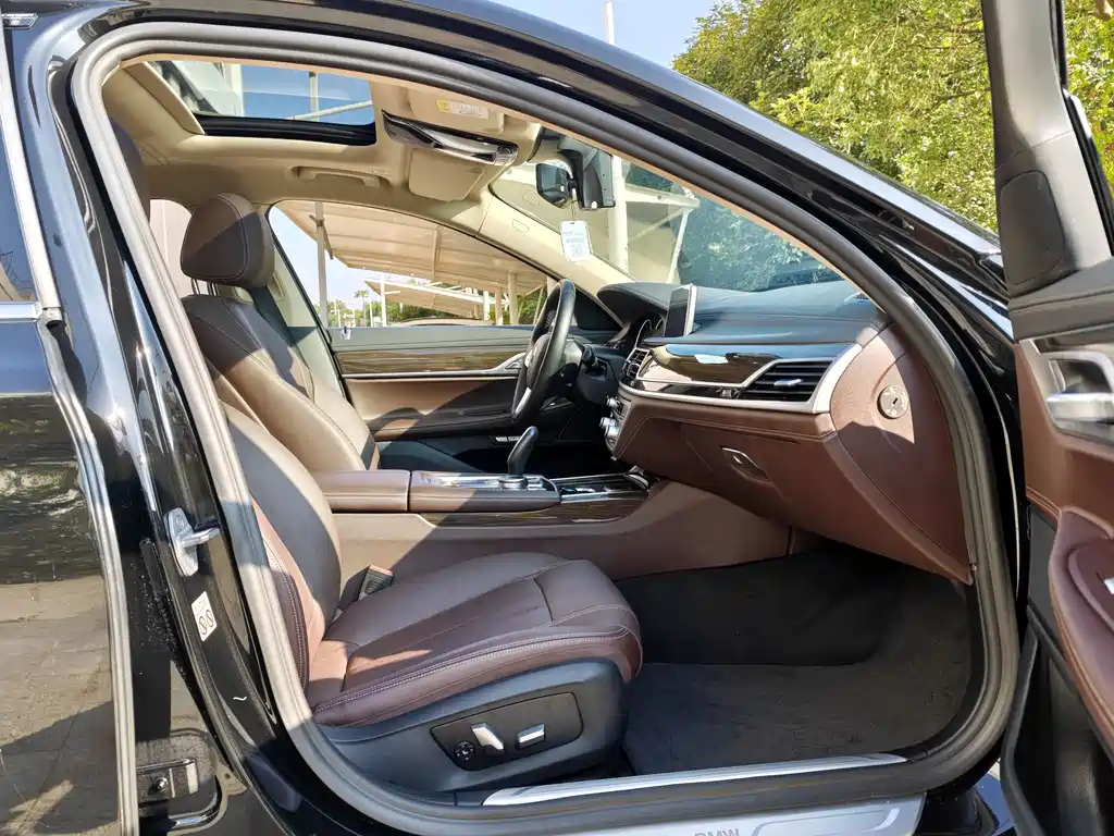 BMW 7 Series — миниатюра 13