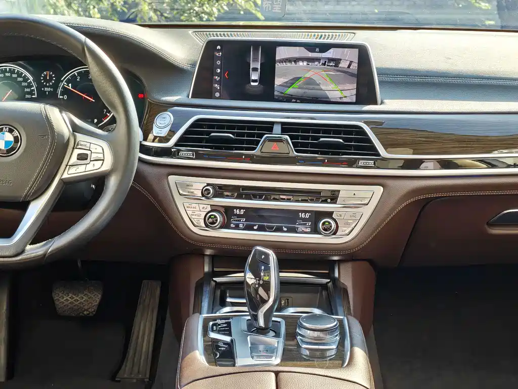 BMW 7 Series — миниатюра 10