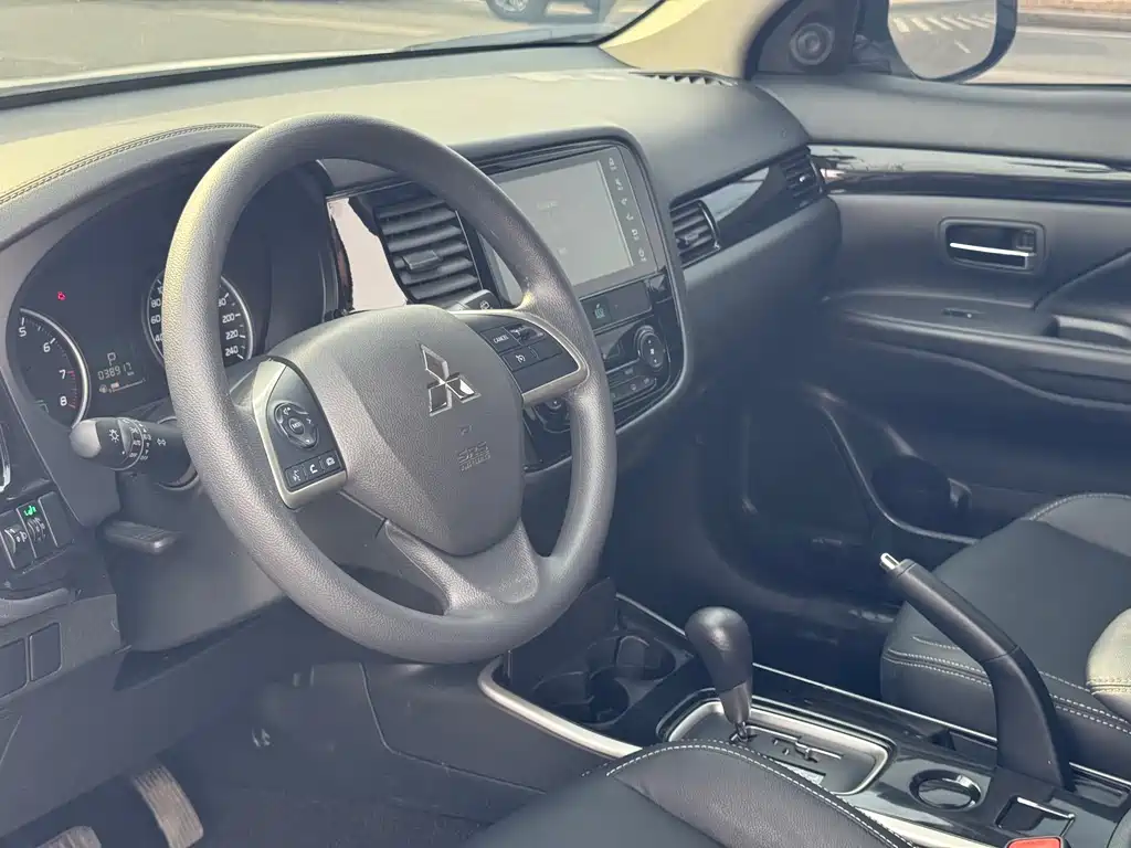 MITSUBISHI OUTLANDER