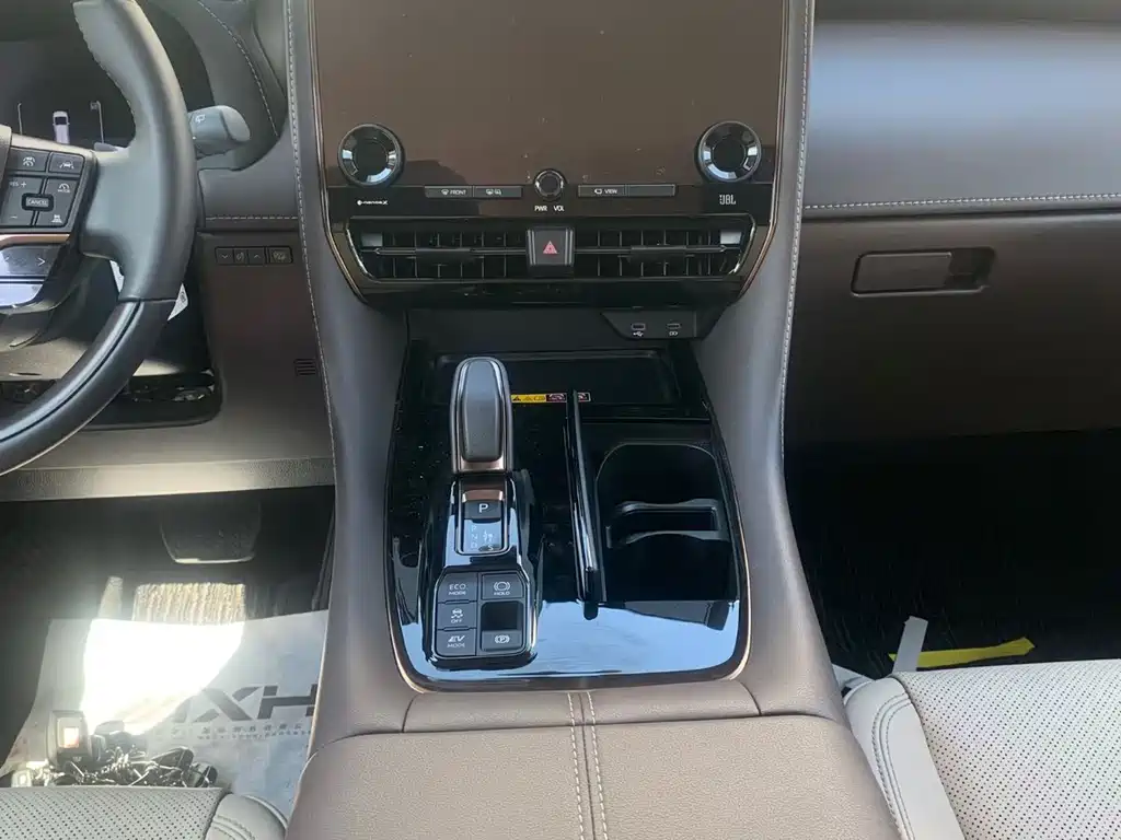 Toyota Alphard — миниатюра 9