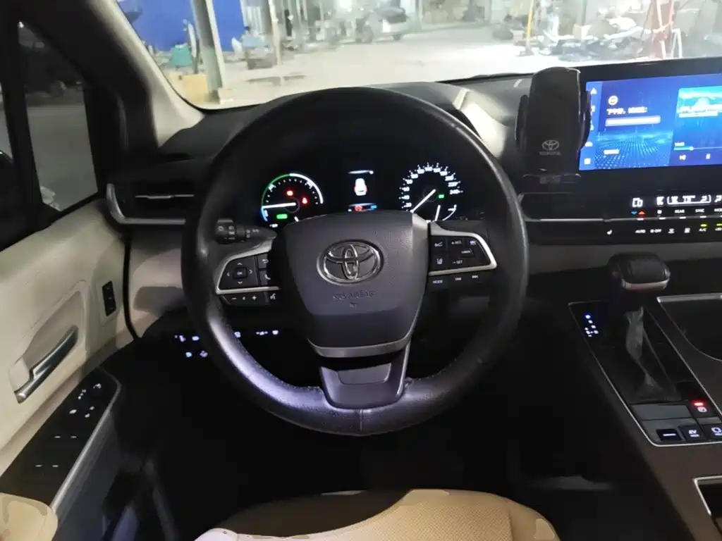 Toyota Granvia — миниатюра 11