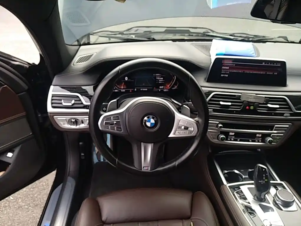 BMW 7 Series — миниатюра 11