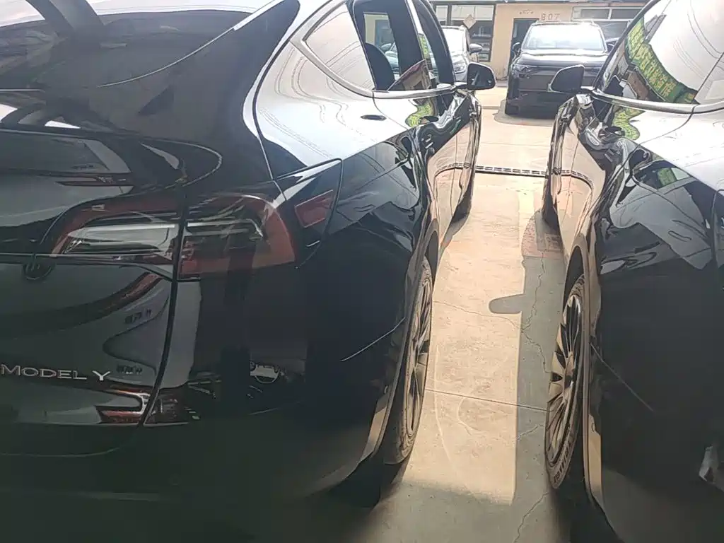 Tesla Model Y — миниатюра 8