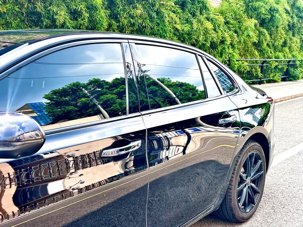 Hongqi Hongqi H5 — миниатюра 6