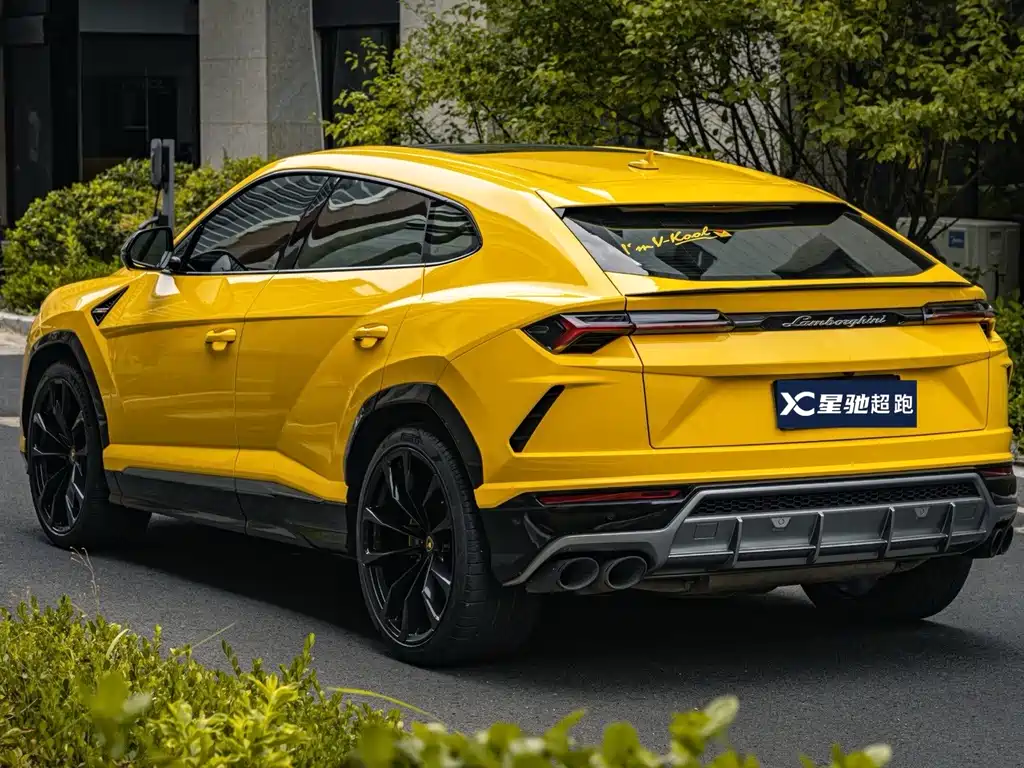 LAMBORGHINI URUS