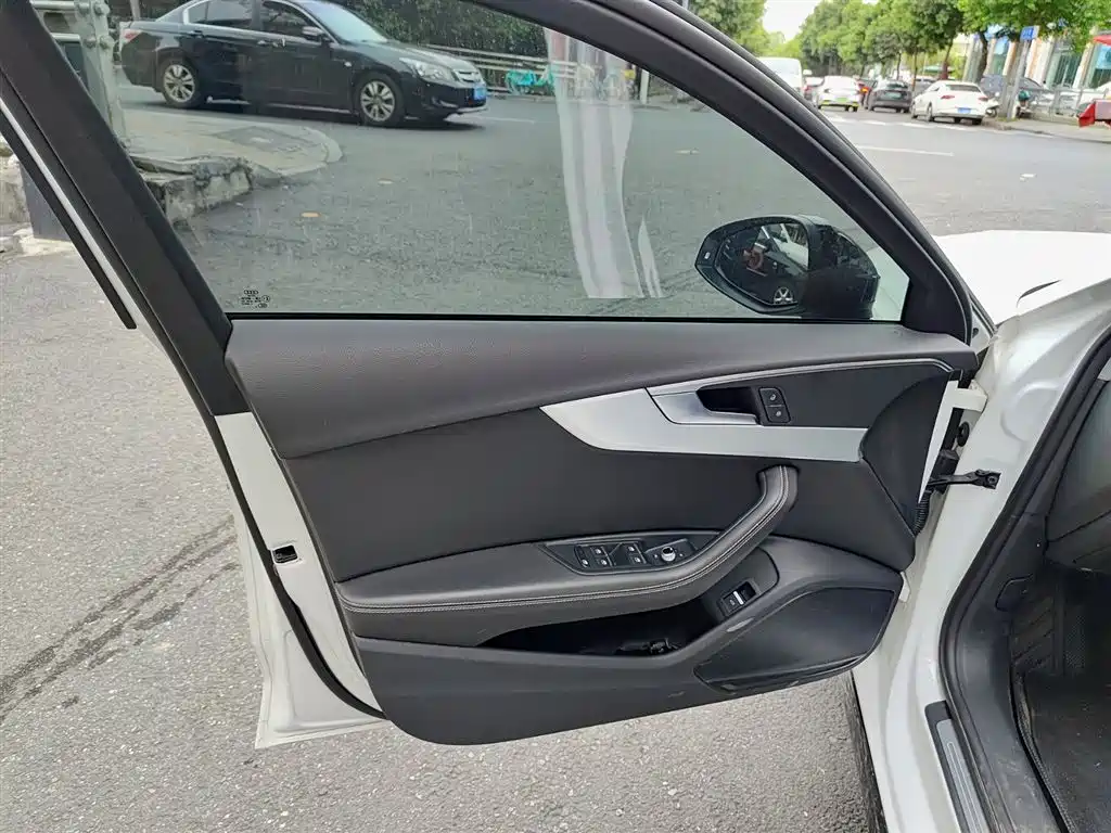 Audi A4L - фото 6