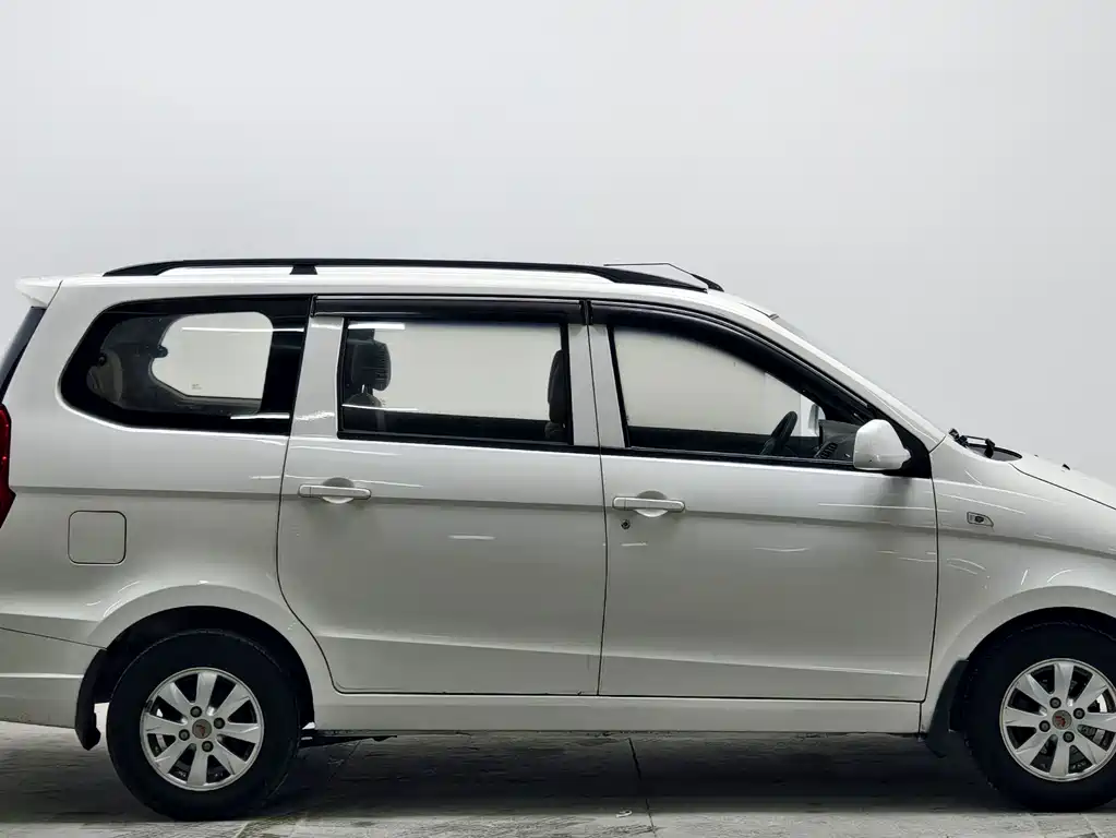 Wuling Hongguang — миниатюра 8