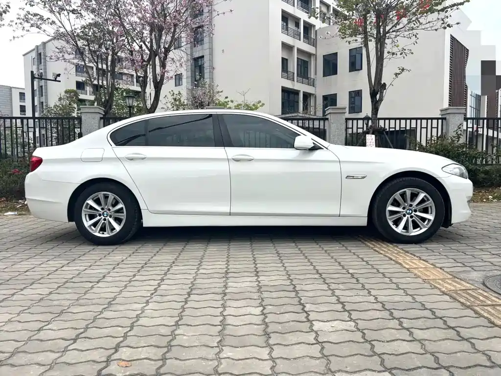 BMW 5 Series — миниатюра 10
