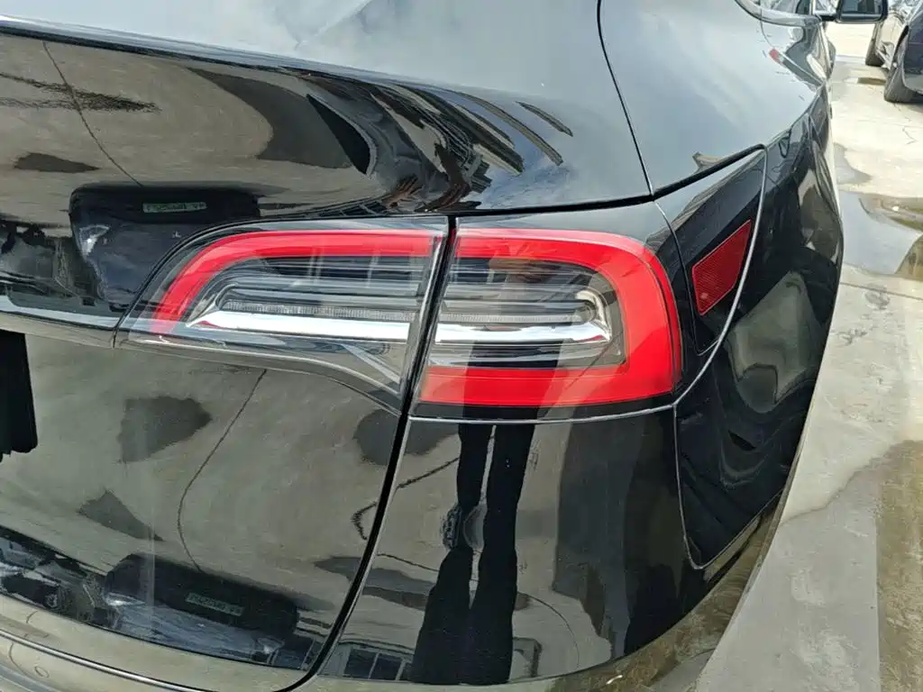 Tesla Model Y — миниатюра 8