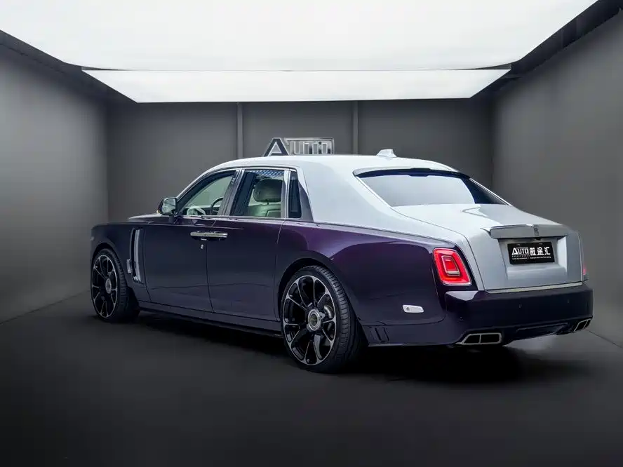 Rolls-Royce Phantom 6.7T Long Wheelbase Edition, фото 4