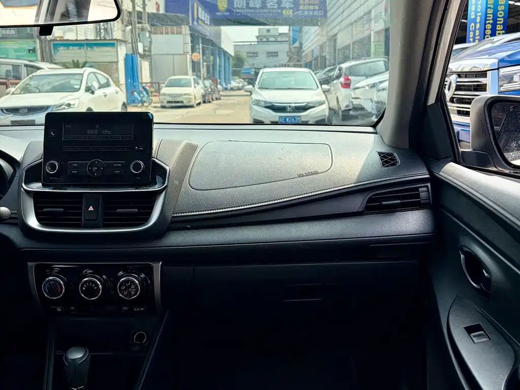 Toyota Yaris L — миниатюра 9