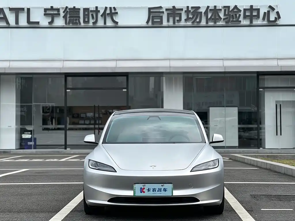 Tesla Model 3 — миниатюра 3