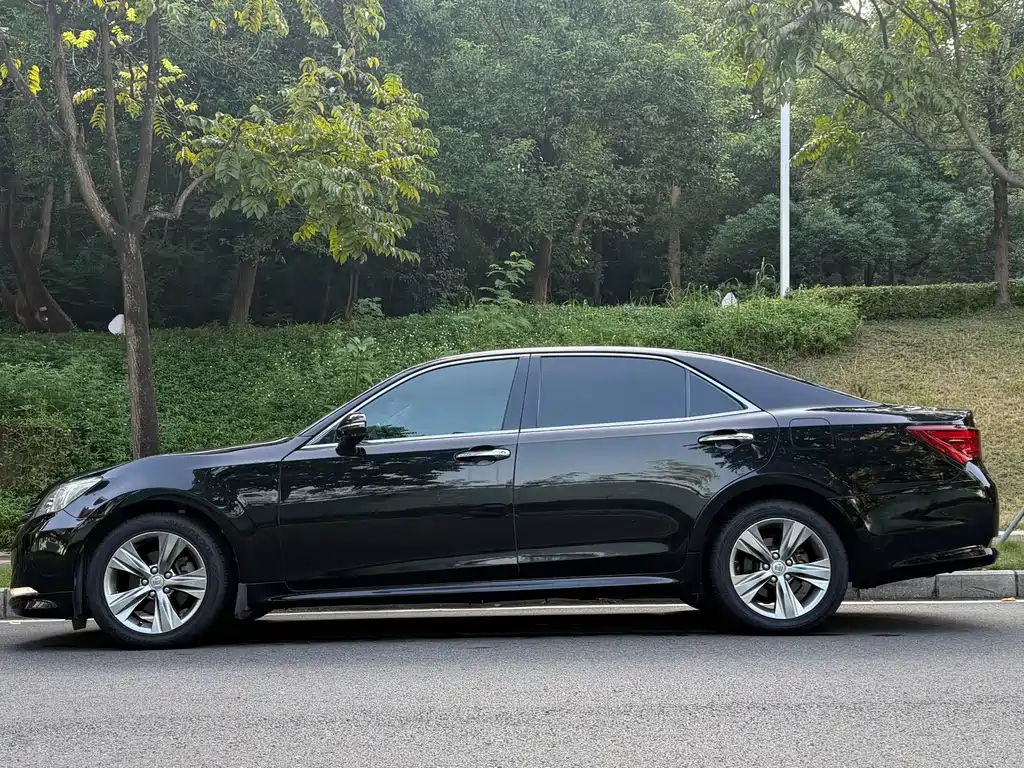 Toyota Crown — миниатюра 4