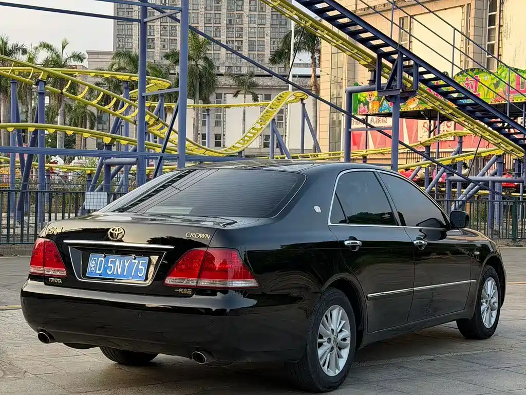 Toyota Crown — миниатюра 7