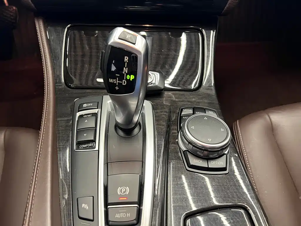 BMW 5 Series — миниатюра 11