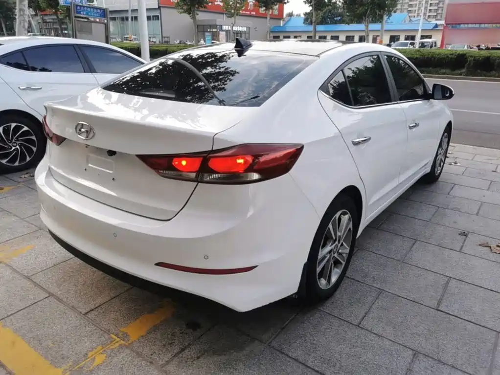 Hyundai Elantra — миниатюра 7