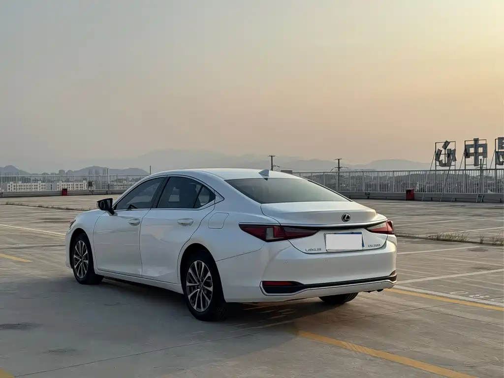 Lexus ES — миниатюра 9