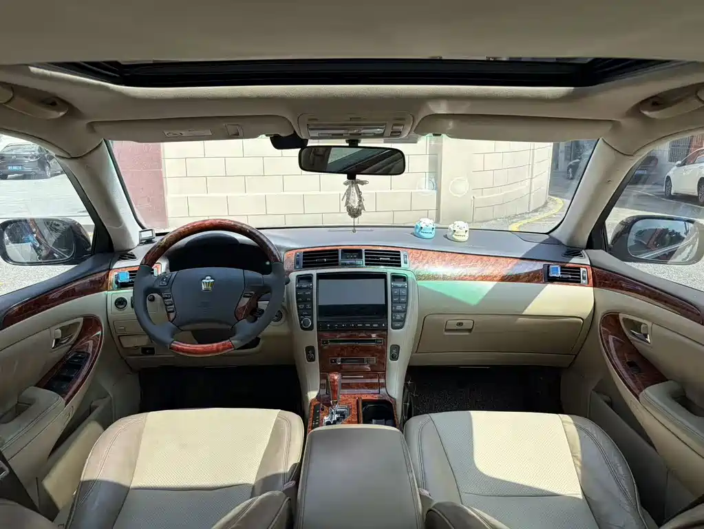 Toyota Crown — миниатюра 9