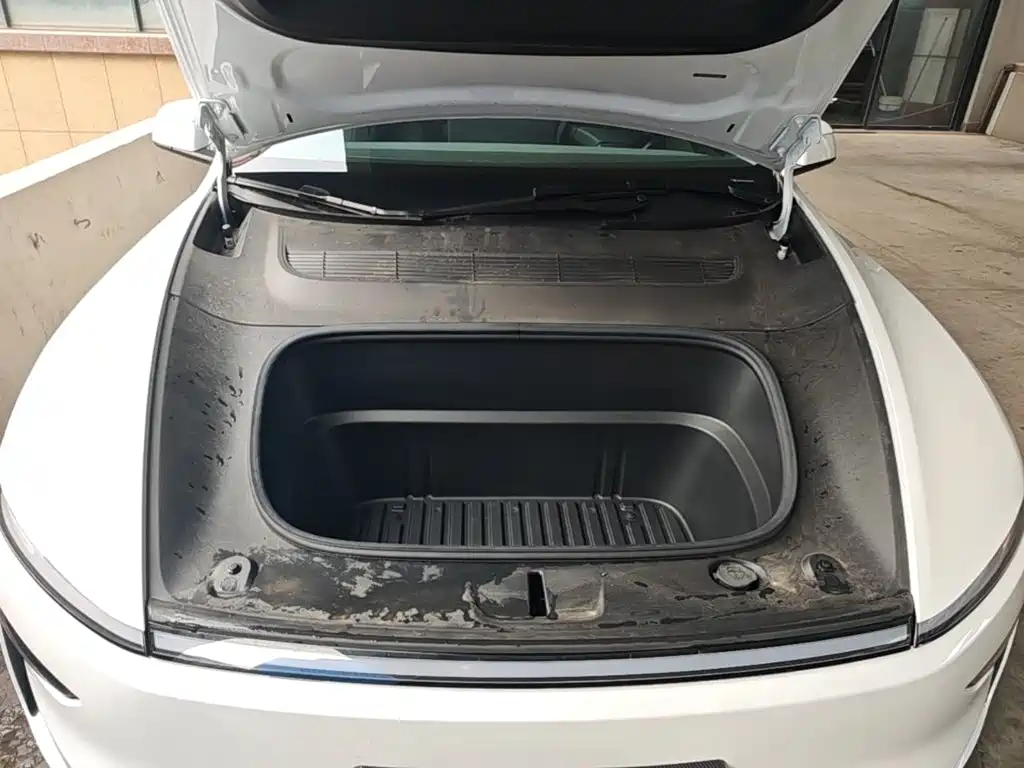 Tesla Model Y — миниатюра 20