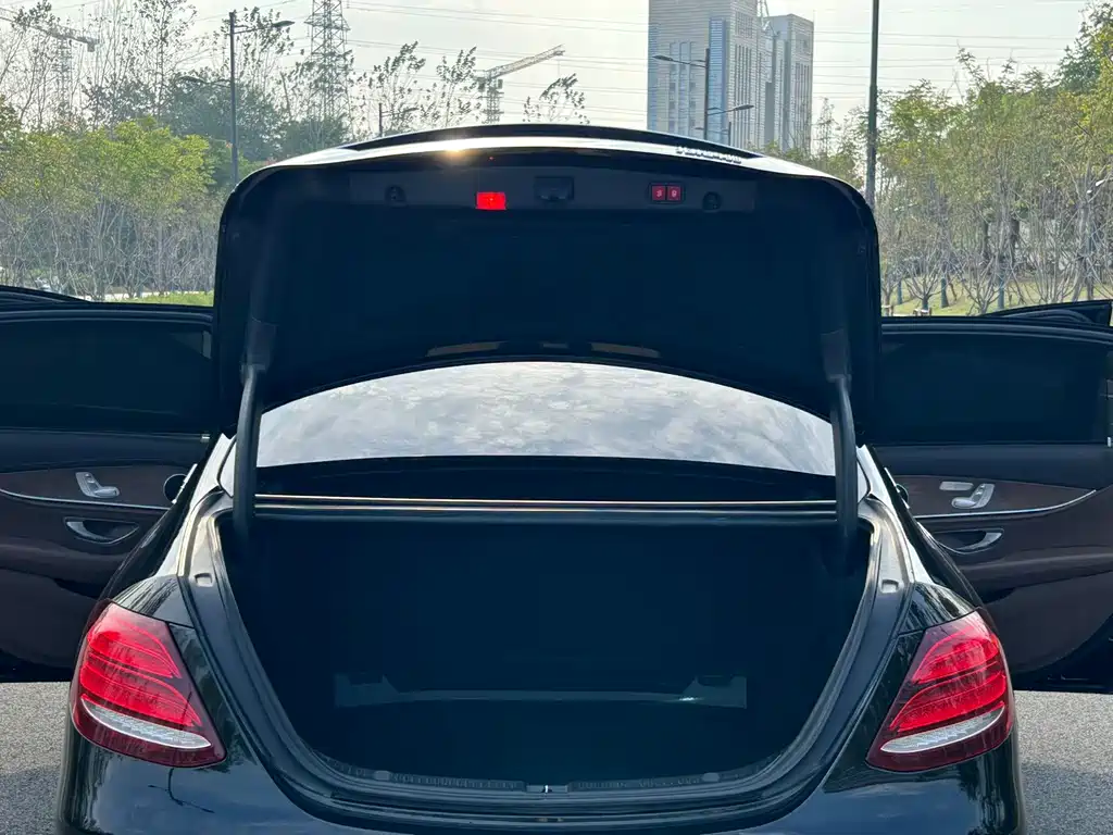 Mercedes-Benz E-Class — миниатюра 15