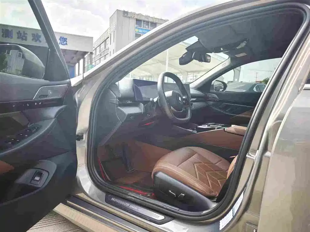 BMW 5 Series — миниатюра 5
