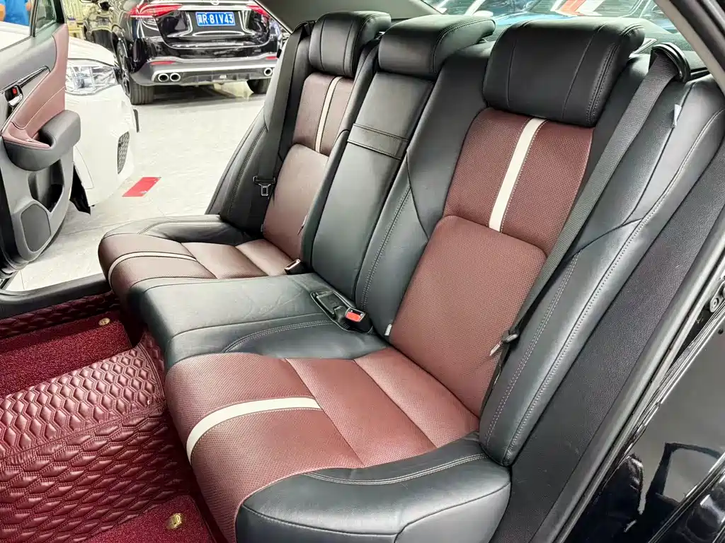 Toyota Crown — миниатюра 13