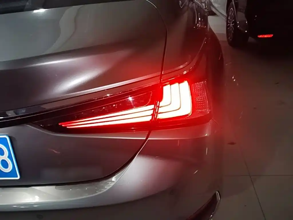 Lexus ES — миниатюра 8