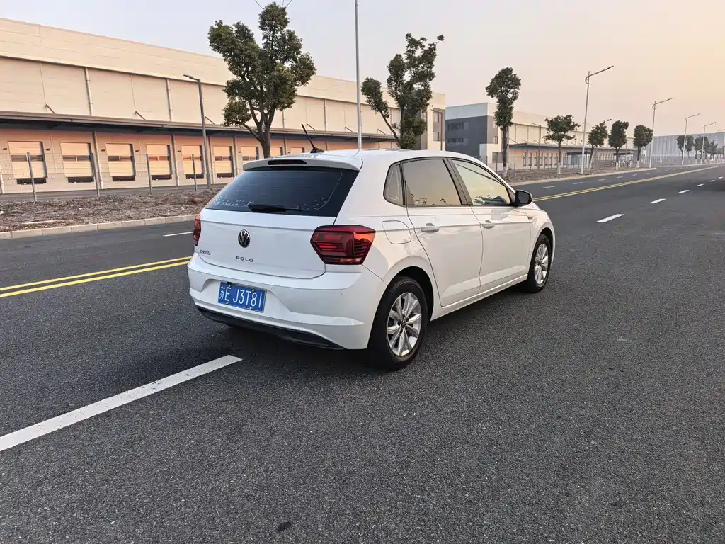 VOLKSWAGEN POLO