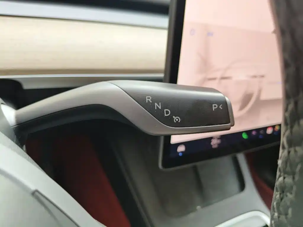Tesla Model Y — миниатюра 19