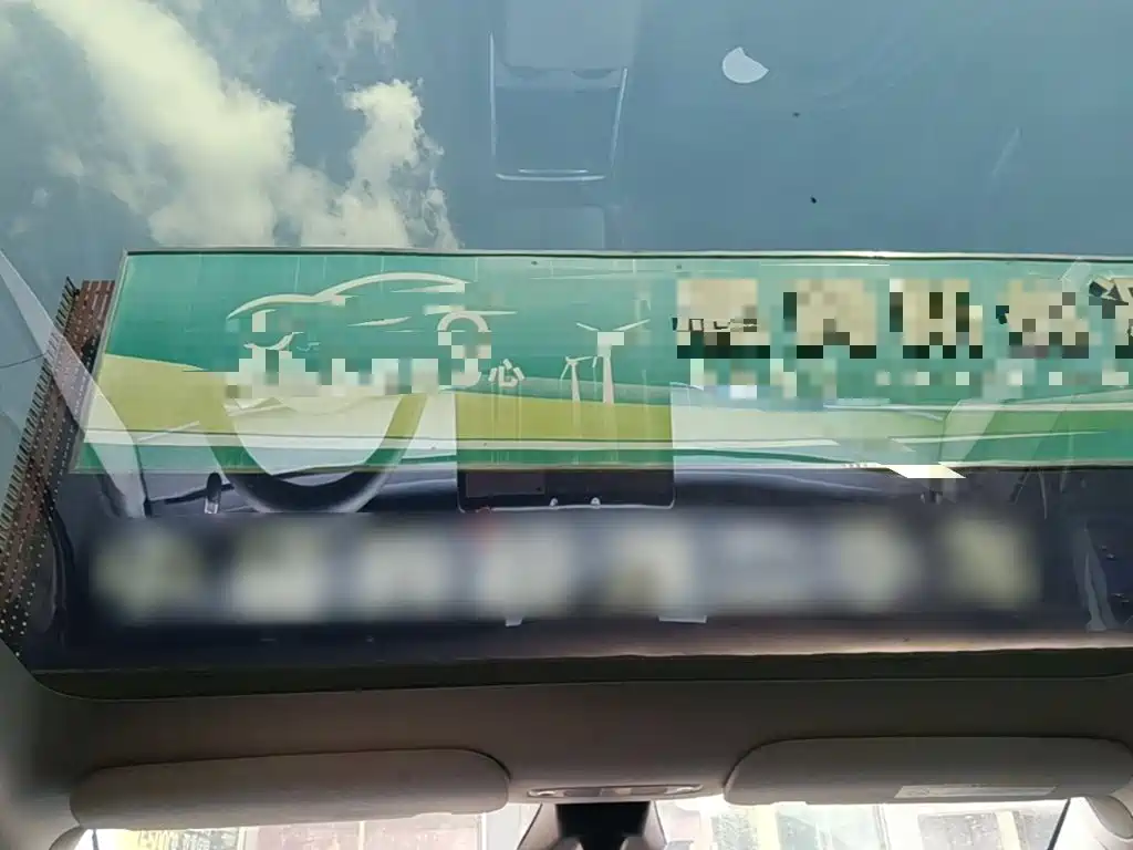 Tesla Model Y — миниатюра 18
