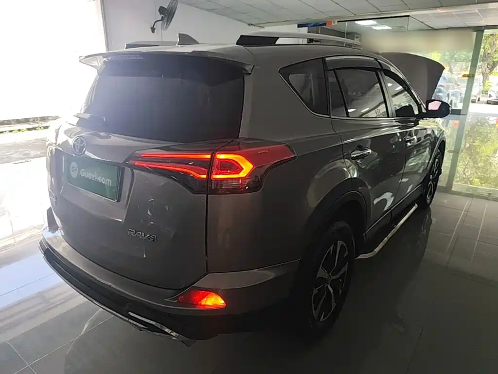 Toyota RAV4 — миниатюра 7