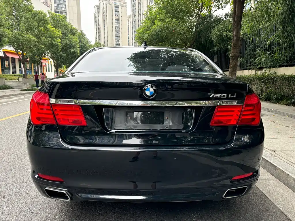 BMW 7 Series — миниатюра 9