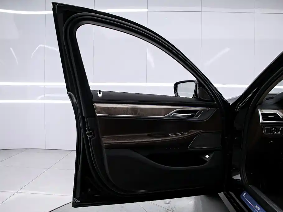 BMW 7 Series — миниатюра 13
