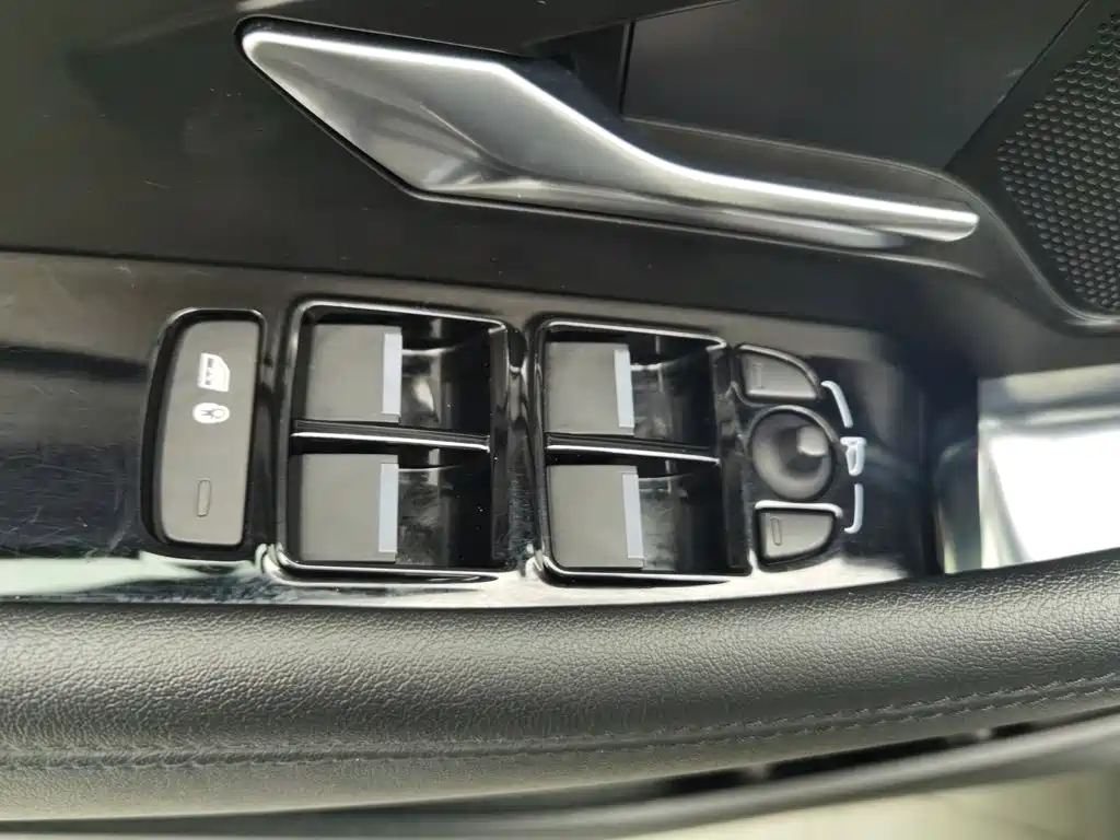 Jaguar E-PACE — миниатюра 9