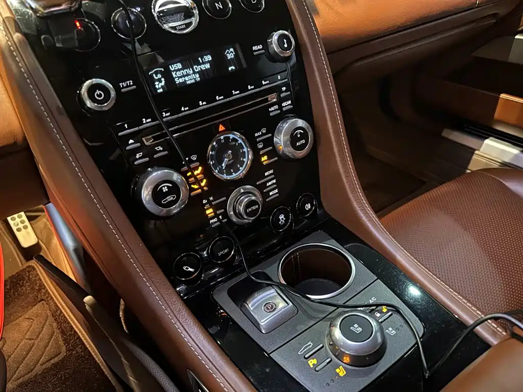 Aston Martin Rapide — миниатюра 17