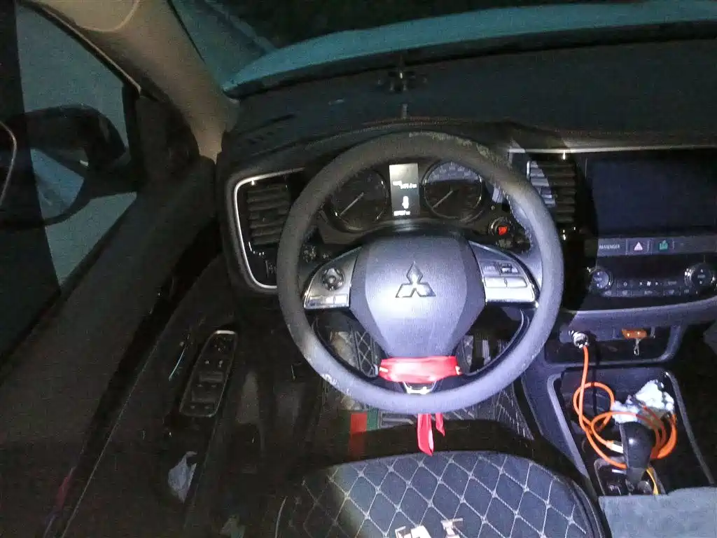 MITSUBISHI OUTLANDER