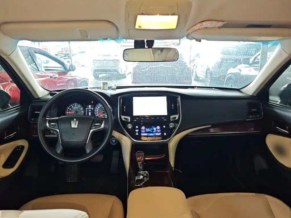 Toyota Crown — миниатюра 10
