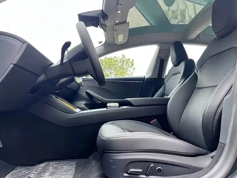 Tesla Model 3 — миниатюра 3