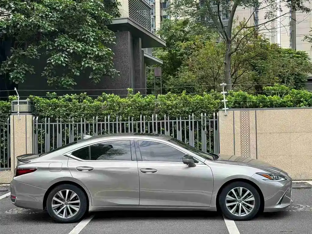 Lexus ES 2020 300h V