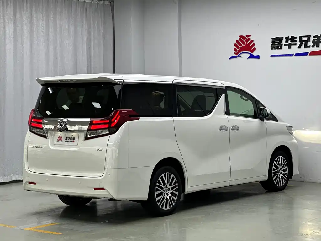 Toyota Alphard — миниатюра 9