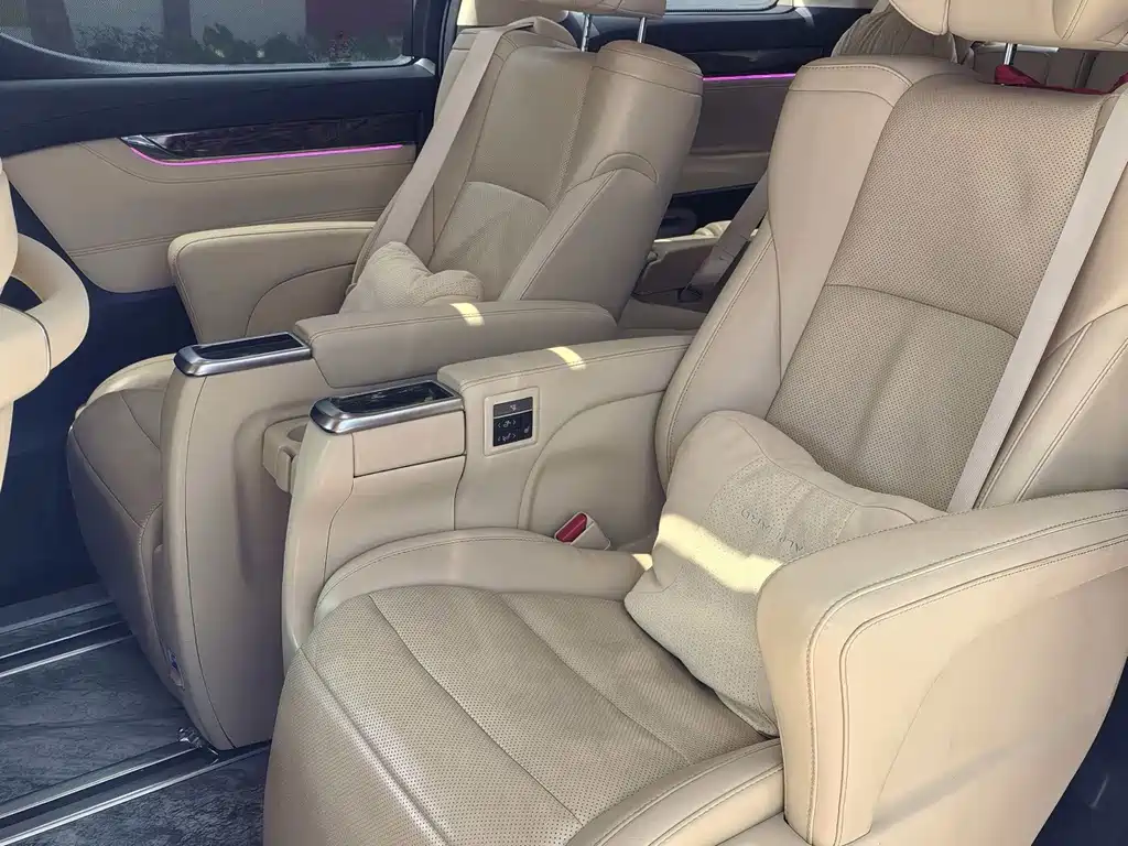 Toyota Alphard — миниатюра 6