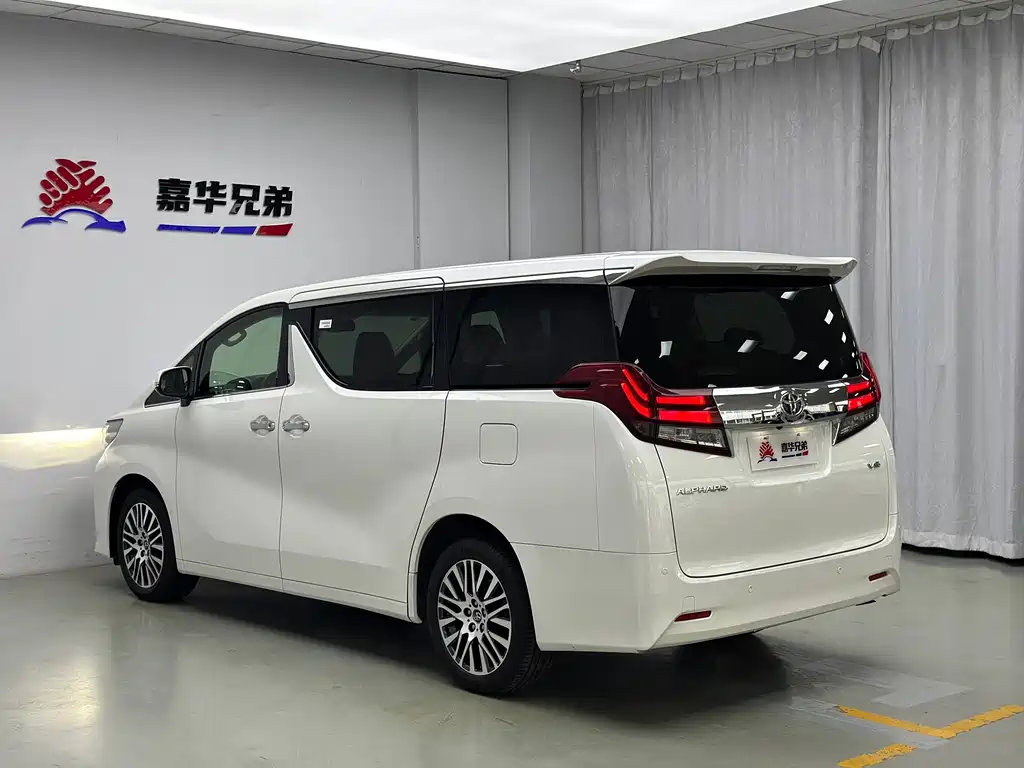 Toyota Alphard — миниатюра 11