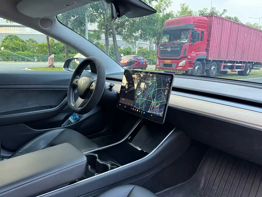 Tesla Model 3 — миниатюра 6