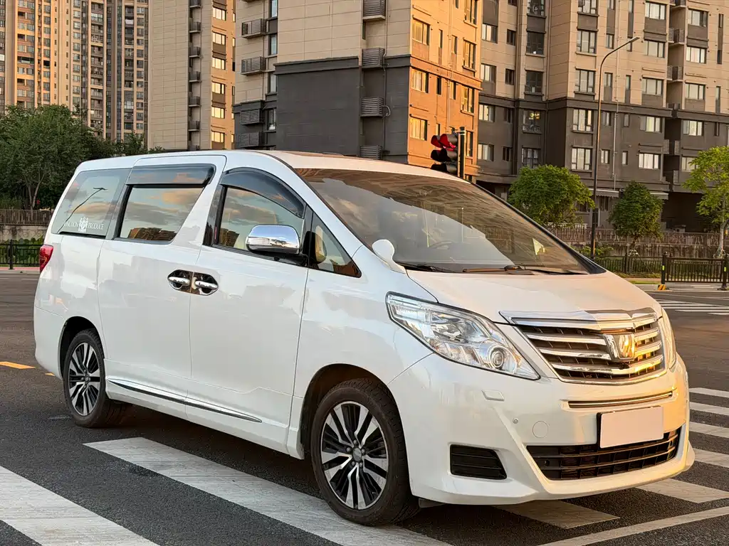 Toyota Alphard — миниатюра 3