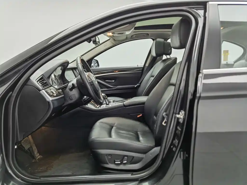 BMW 5 Series — миниатюра 10