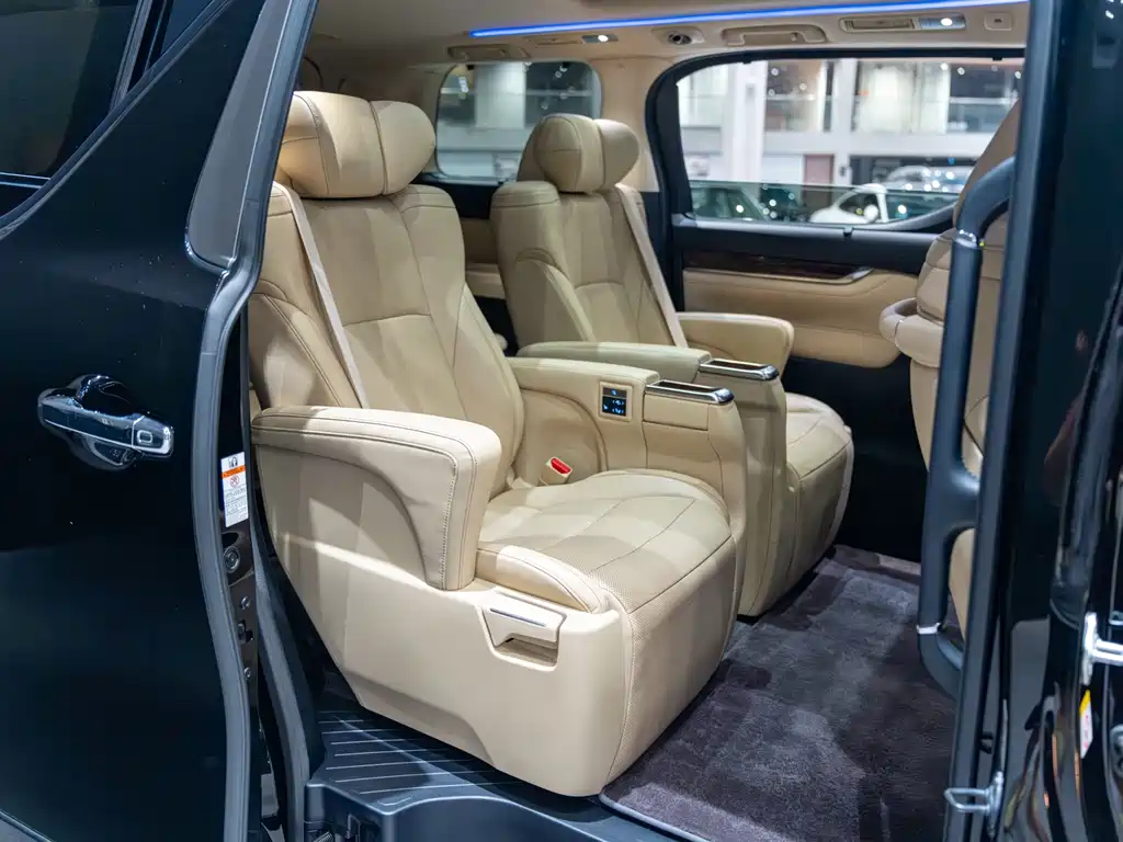 Toyota Alphard — миниатюра 12
