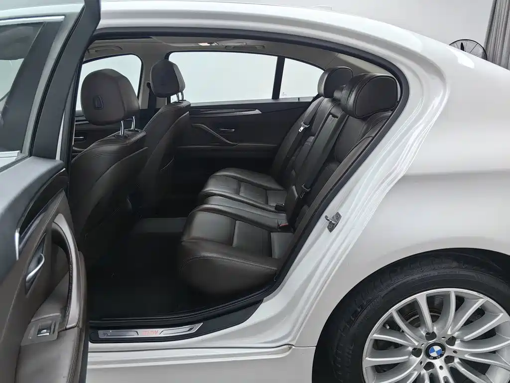 BMW 5 Series — миниатюра 15