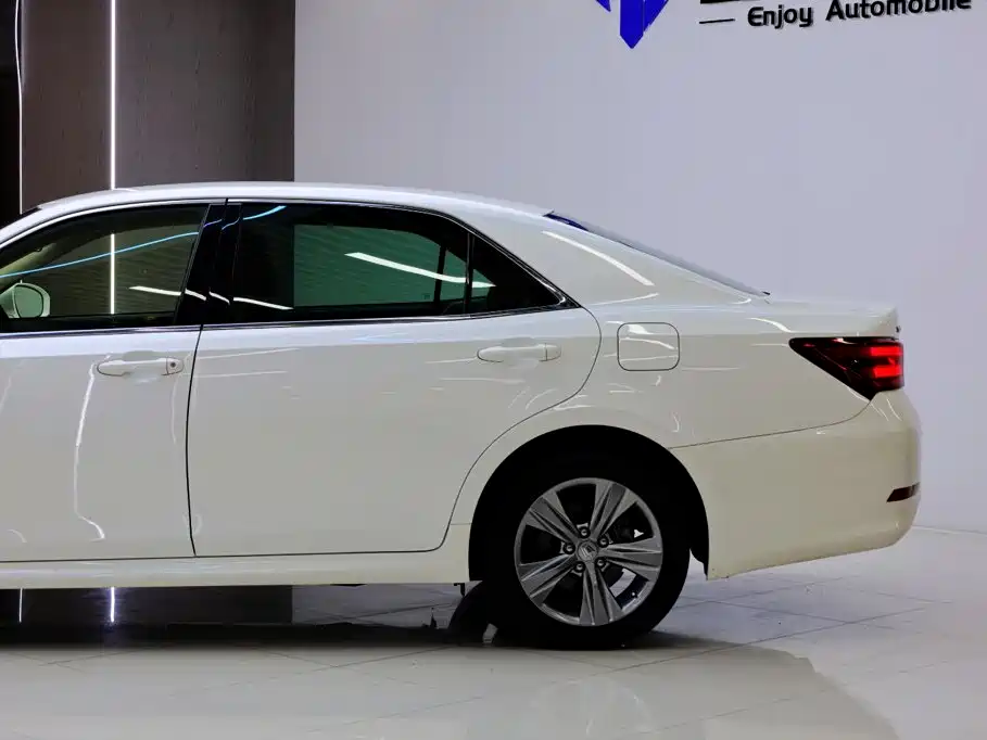 Toyota Crown — миниатюра 4