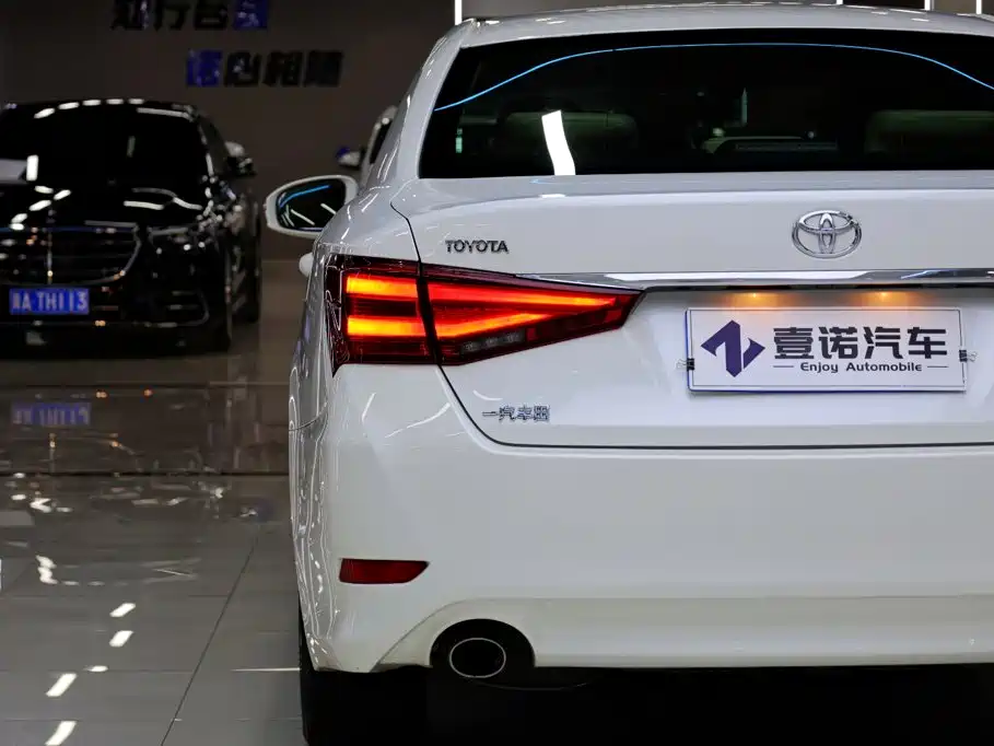Toyota Crown — миниатюра 8